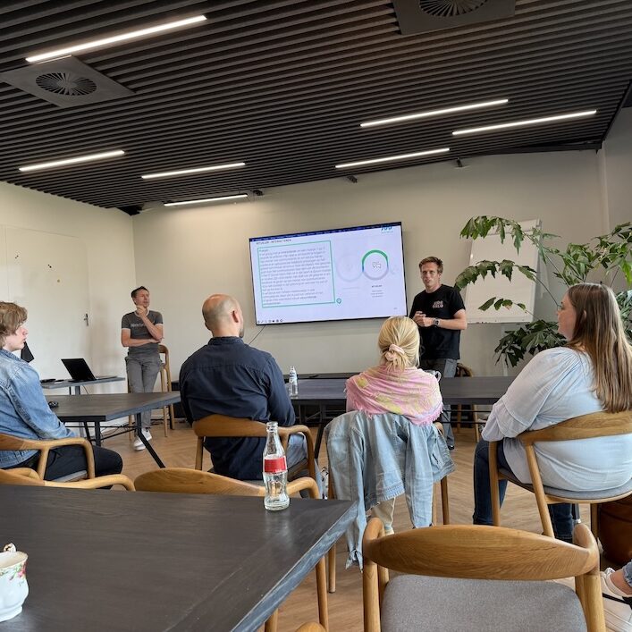 Rutger Roffel geeft toelichting op een vraag uit de zaal bij training Iedereen een AI maatje door Eric de Jong tijdens de AI Summer School bij New Nexus