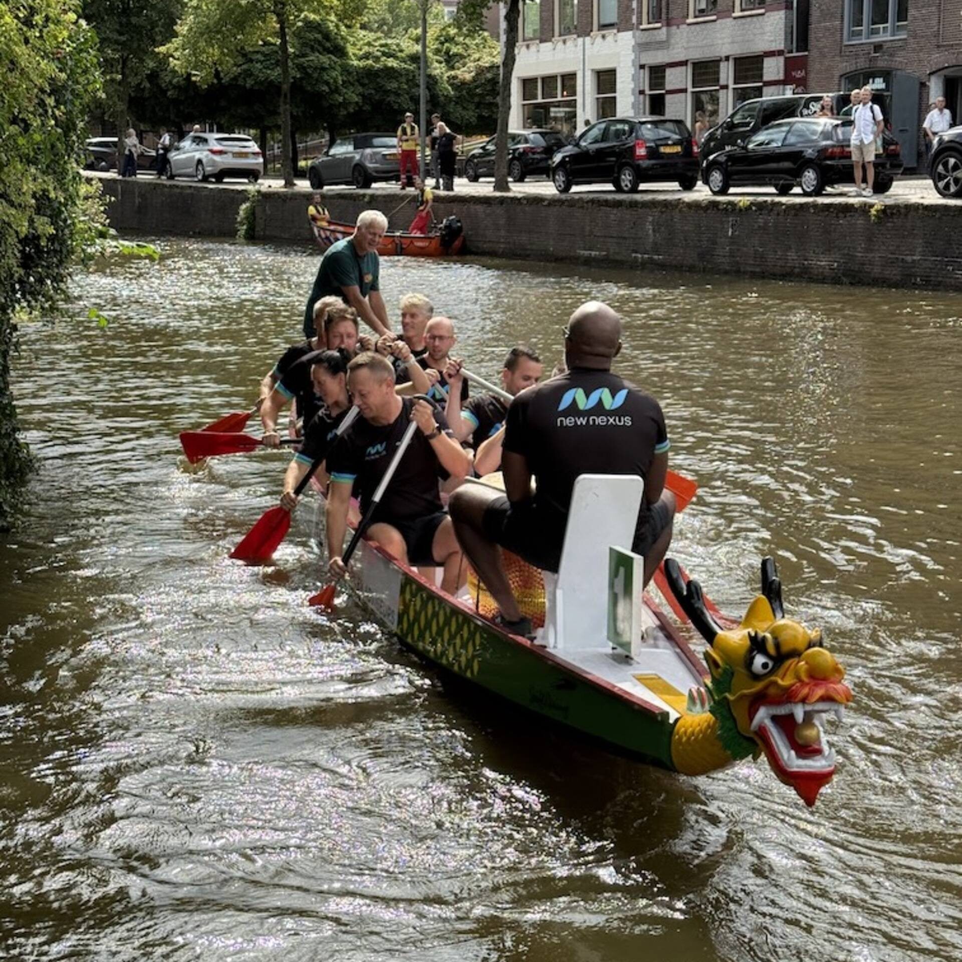 Team New Nexus op weg naar de start voor de Drakenbootrace