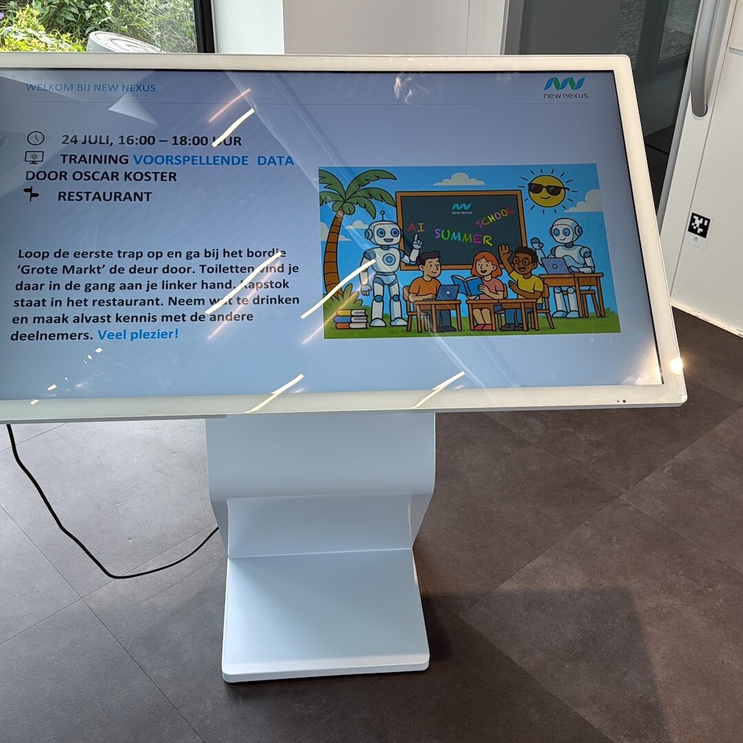 Digitale ontvangstzuil met welkomstboodschap voor deelnemers aan de AI Summer School bij New Nexus