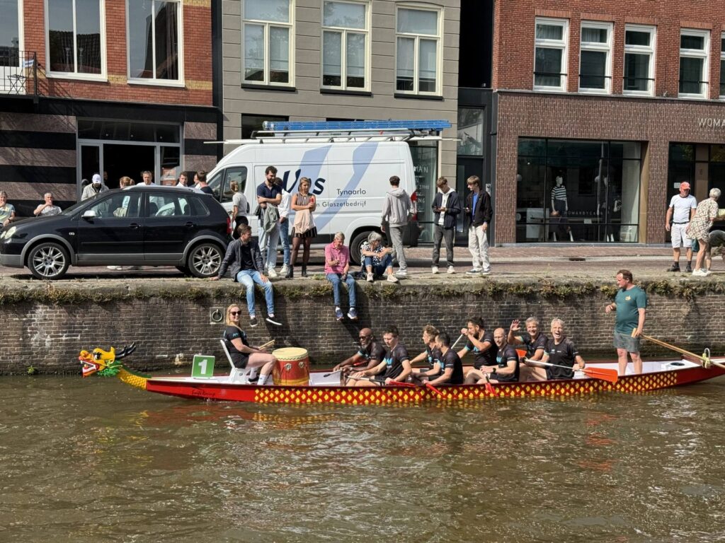 New Nexus team vaart in de drakenboot door de gracht