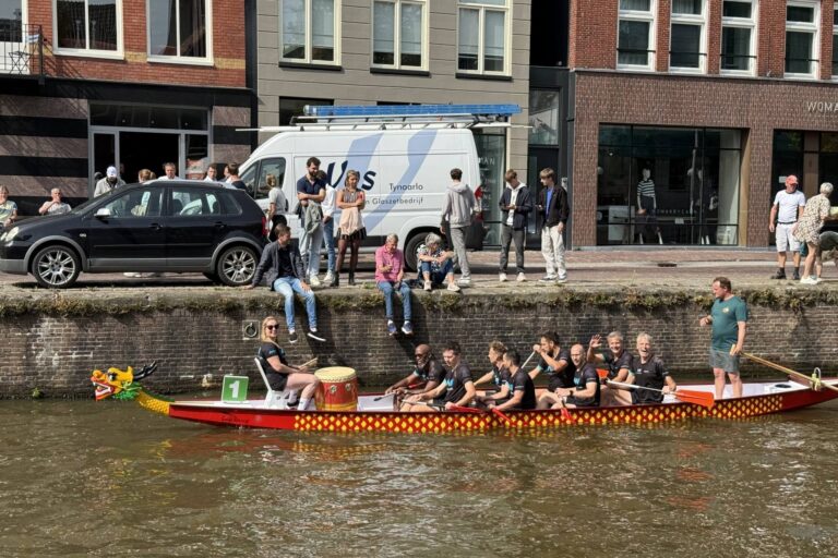 New Nexus team vaart in de drakenboot door de gracht