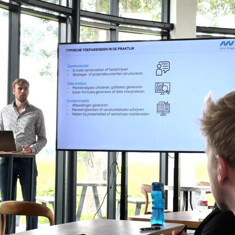 Patrick van der Zwan presenteert zijn training ChatGPT in de praktijk tijdens de AI Summer School bij New Nexus