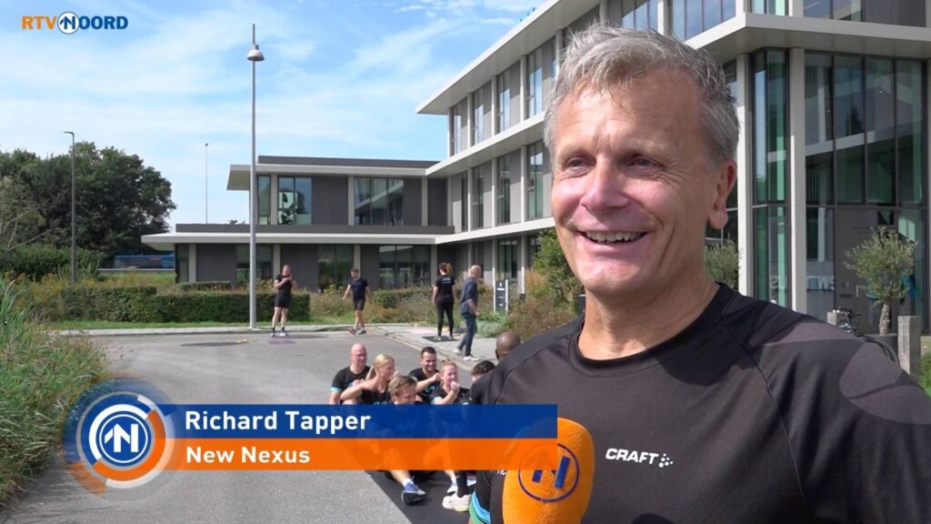 Richard Tapper wordt geïnterviewd door RTV Noord met droogroeiende collega's op de achtergrond