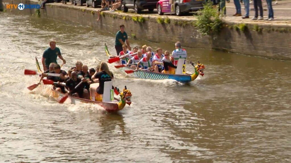 Videofragment RTV Noord van twee roeiende teams tijdens Drakenbootrace