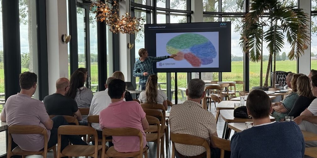 AI training Oscar Koster beeld hersengebieden Oscar Koster wijst presenteert slide hersengebieden in zijn training voorspellende data tijdens de AI Summer School bij New Nexus