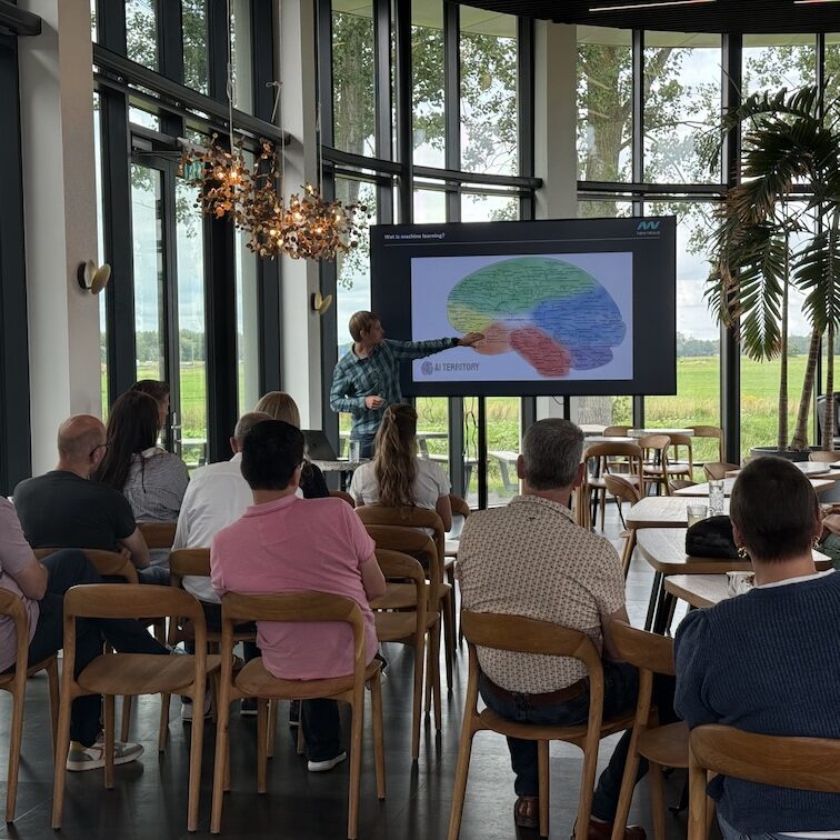 Oscar Koster wijst presenteert slide hersengebieden in zijn training voorspellende data tijdens de AI Summer School bij New Nexus