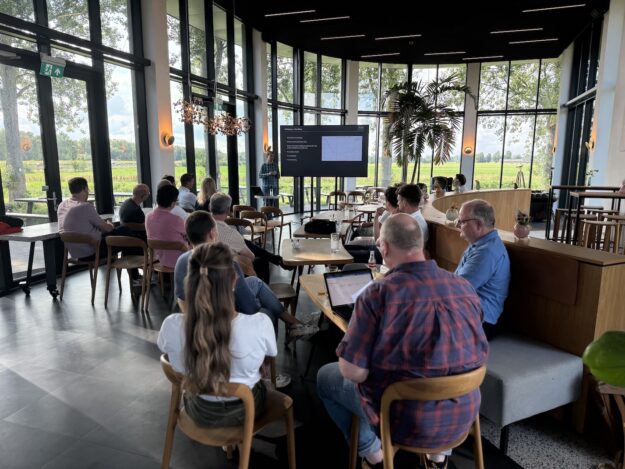 AI training Oscar Koster bedrijfsrestaurant New Nexus Blik op de zaal tijdens training Oscar Koster voorspellende data tijdens AI Summer School bij New Nexus