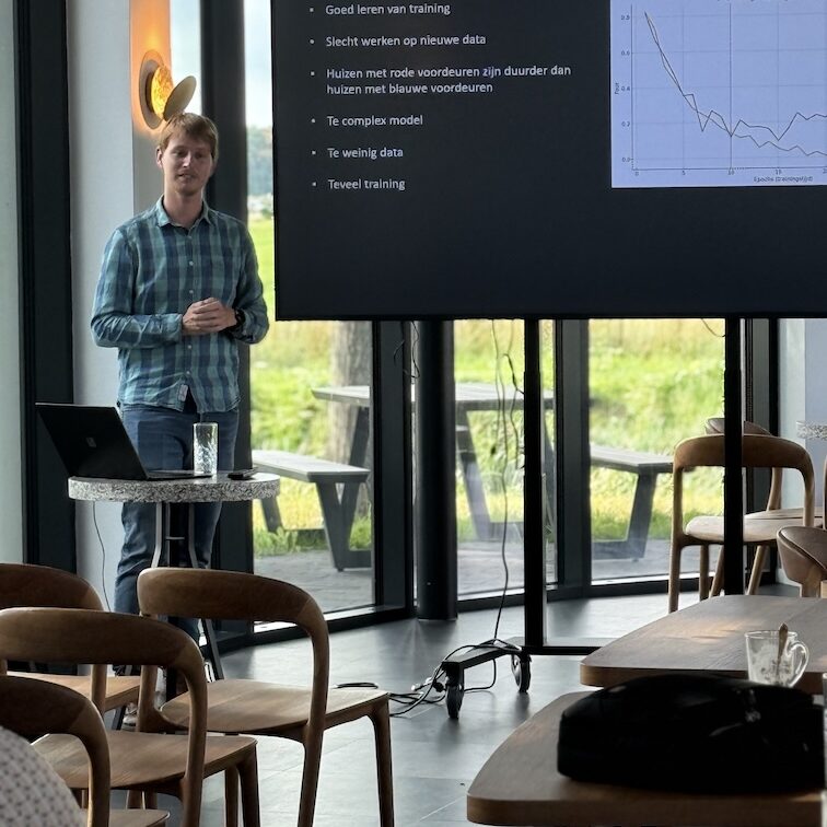 Oscar Koster presenteert zijn training voospellende data tijdens de AI Summer School bij New Nexus