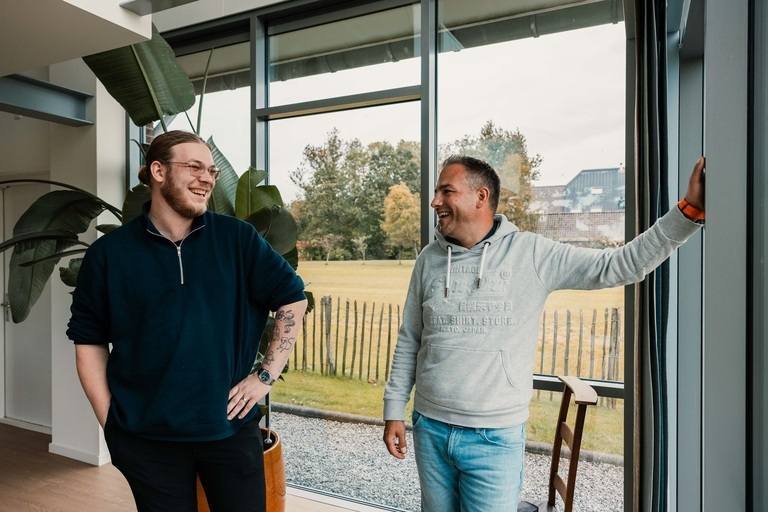 Tijs de Jonge en Jarno van der Woude staan lachend te praten Tijs de Jonge en Jarno van der Woude staan lachend te praten