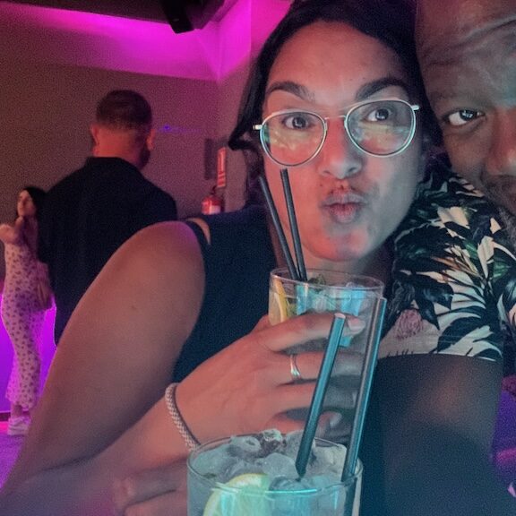 twee collega's die een cocktail drinken