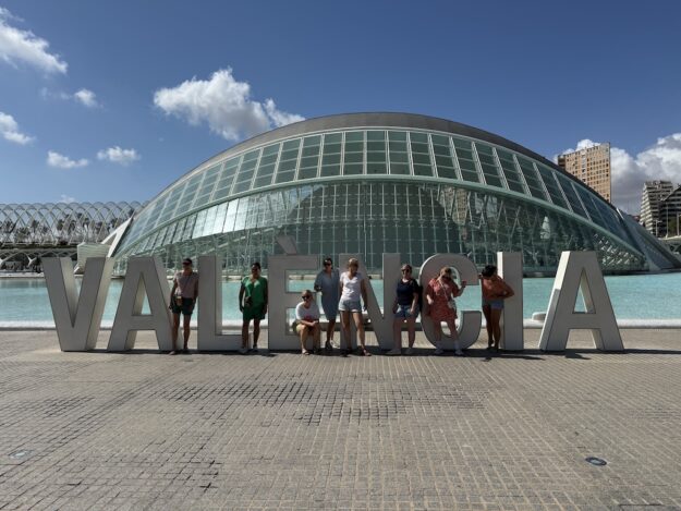 Dames New Nexus poseren bij Valencia letters