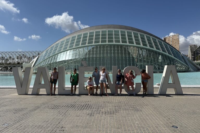 Dames New Nexus poseren bij Valencia letters