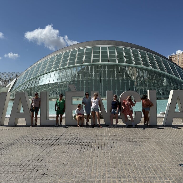 Dames New Nexus poseren bij Valencia letters