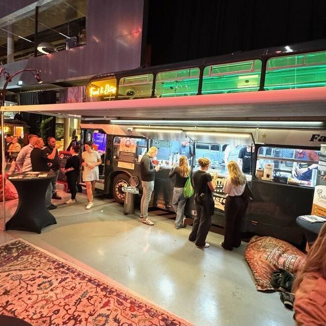 Buster met leerlingen van SVO vakopleidingen en de Culinaire vakschol op Horeca Xperience day in de Martiniplaza