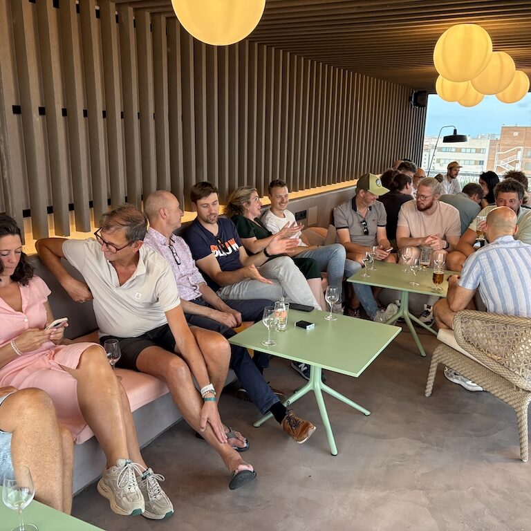 Welkomstdrankje op dakterras hotel