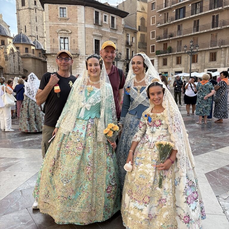 dames in traditionele Valenciaanse kledendracht