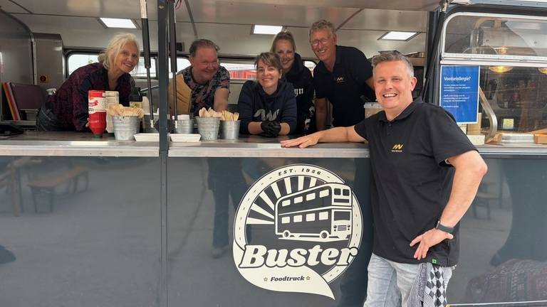 Vrijwilligers helpen mee in de Buster bij muziekfestival Terug naar het Begin Vrijwilligers helpen mee in de Buster bij muziekfestival Terug naar het Begin