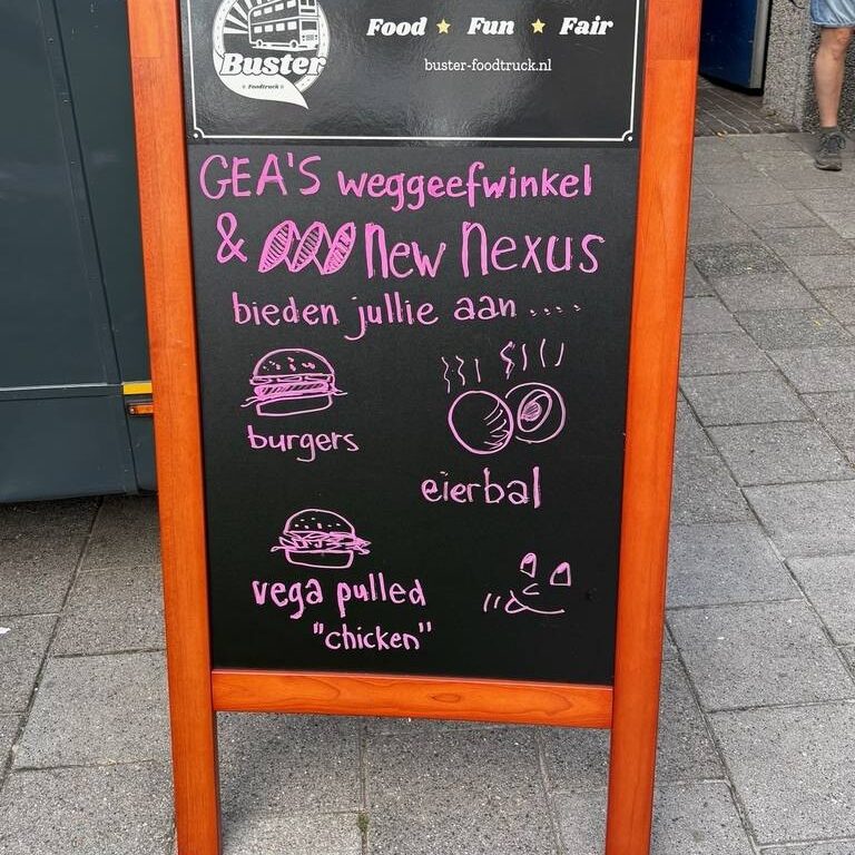 Donatie catering door New Nexus aan trike event van Gea's weggeefwinkel