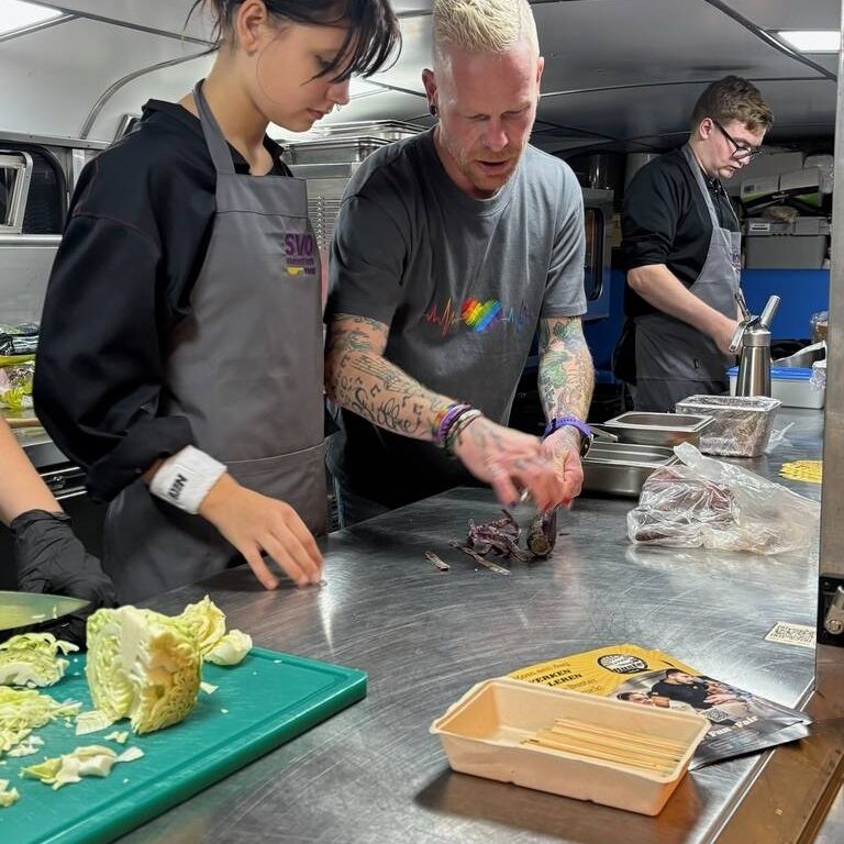 Leerlingen helpen mee in de Buster tijdens Horeca Xperience day