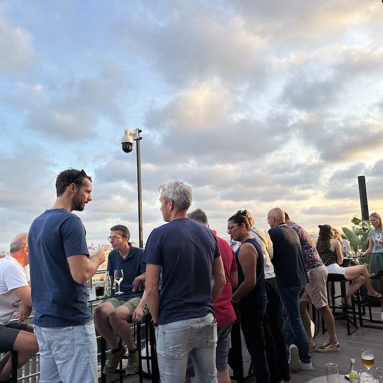 Welkomstdrankje op dakterras hotel
