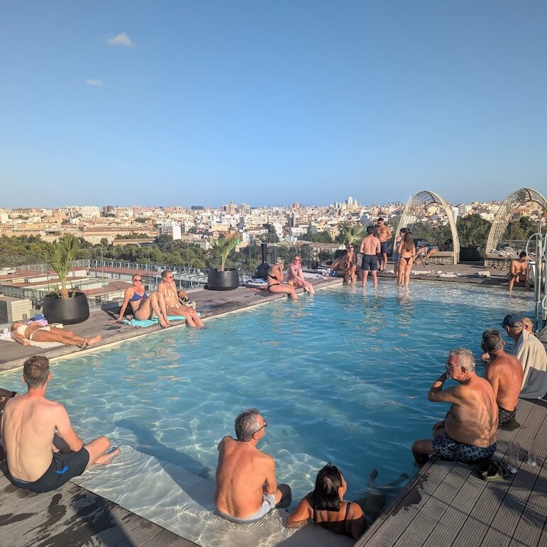 Rooftop zwembad bij hotel