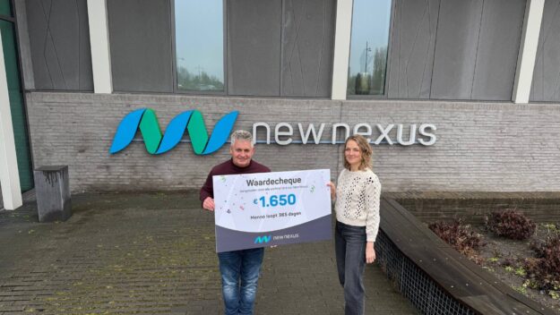 Agnes geeft cheque twv EUR 1.650,- aan Menno