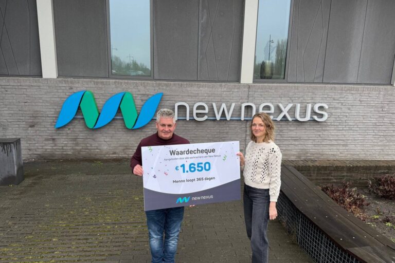 Agnes geeft cheque twv EUR 1.650,- aan Menno