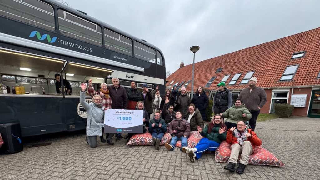 Tamara Hattu doneert cheque aan de Hermans hoeve