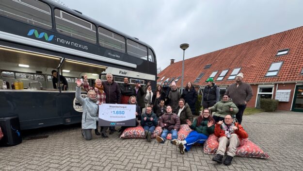 Tamara Hattu doneert cheque aan de Hermans hoeve