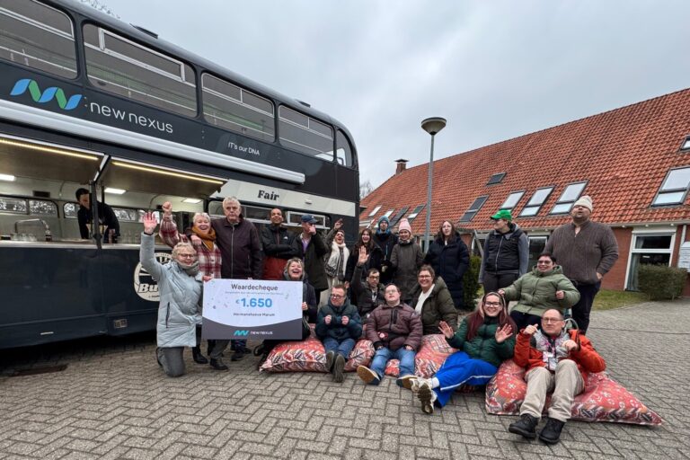 Tamara Hattu doneert cheque aan de Hermans hoeve