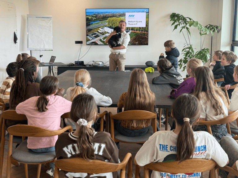 Ontvangst kinderen Joseph Haydnschool bij New Nexus door Richard Tapper met hond Doortje voor Expeditie Superidee