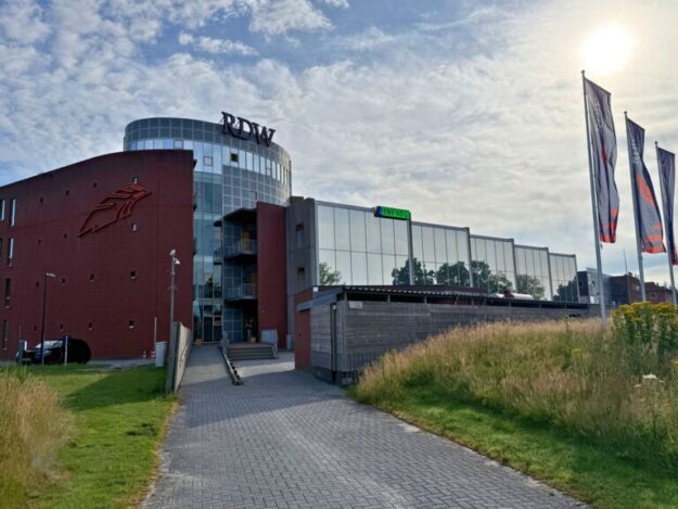entree gebouw RDW in Groningen in de zon