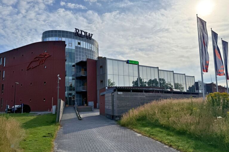 entree gebouw RDW in Groningen in de zon