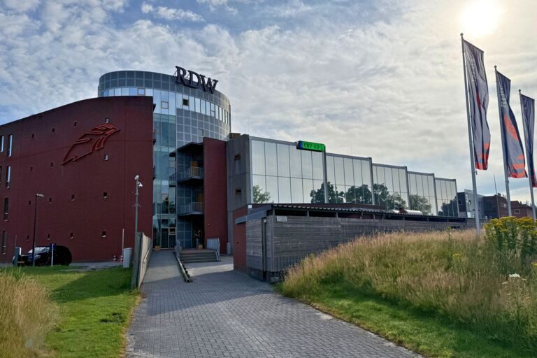 entree gebouw RDW in Groningen in de zon