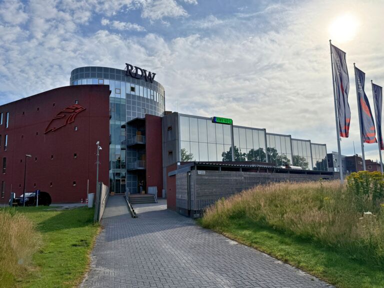 entree gebouw RDW in Groningen in de zon
