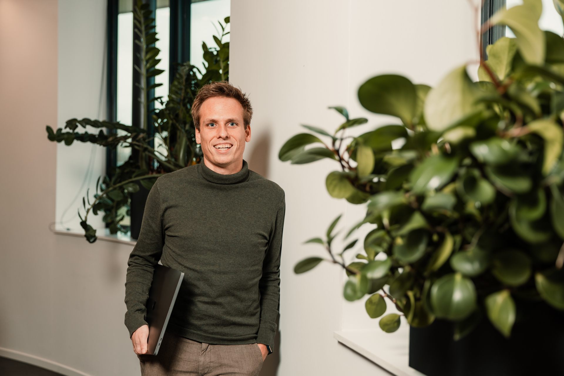 Rutger Roffel Head of AI New Nexus gang groen met laptop