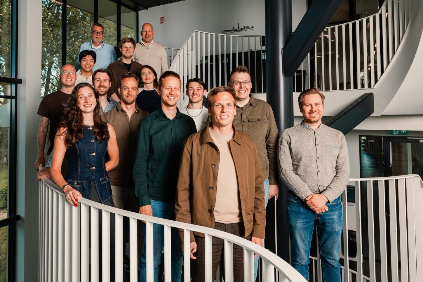 Teamfoto New Nexus AI Solutions op wenteltrap