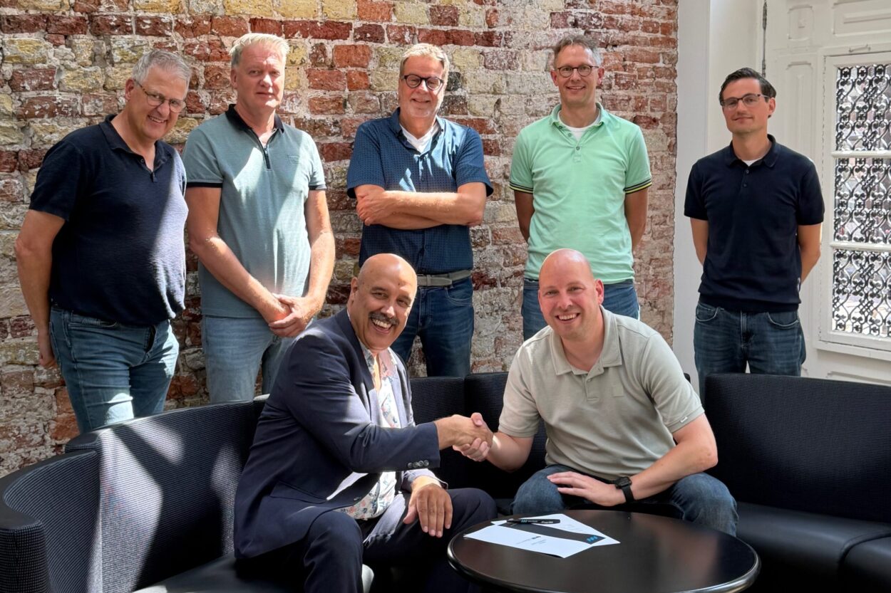 Betrokkenen New Nexus en gemeente Súdwest-Fryslân schudden de hand na ondertekening samenwerking voor de pilot procesautomatisering