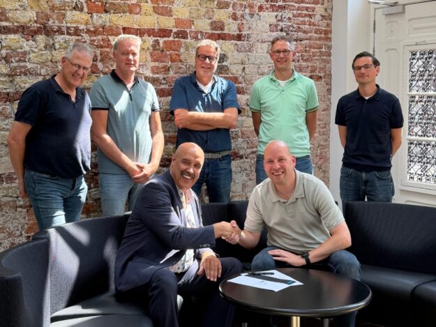 Start RPA pilot Gemeente Sudwest Fryslan en New Nexus_website Betrokkenen New Nexus en gemeente Súdwest-Fryslân schudden de hand na ondertekening samenwerking voor de pilot procesautomatisering