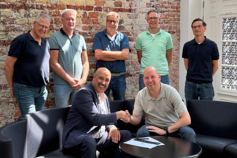 Start RPA pilot Gemeente Sudwest Fryslan en New Nexus_website Betrokkenen New Nexus en gemeente Súdwest-Fryslân schudden de hand na ondertekening samenwerking voor de pilot procesautomatisering