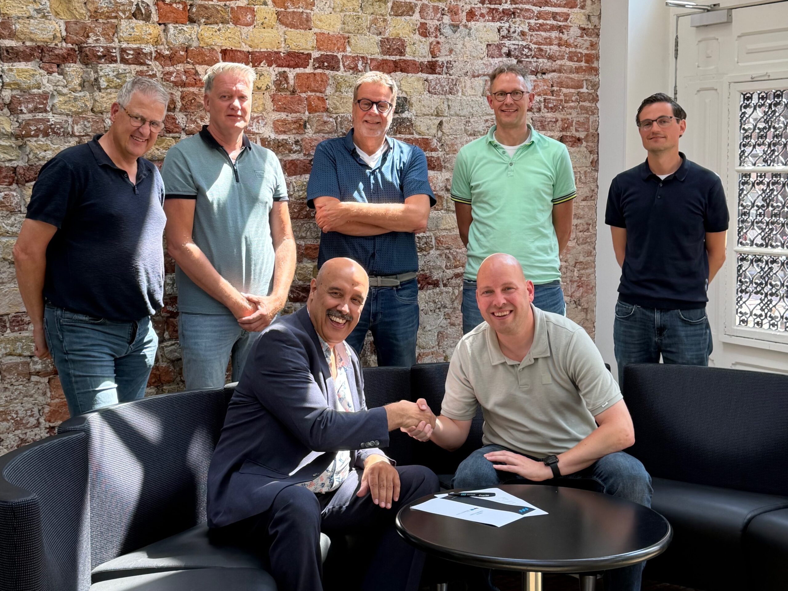 Betrokkenen New Nexus en gemeente Súdwest-Fryslân schudden de hand na ondertekening samenwerking voor de pilot procesautomatisering