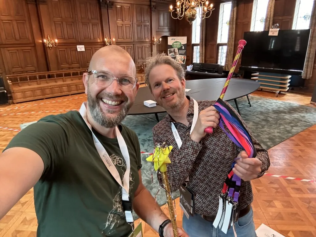 Michel en Remon in zaal provinciehuis groningen met toverstaf en keycords voor workshop ministerie van onderstromen op agile congres samenwerking noord