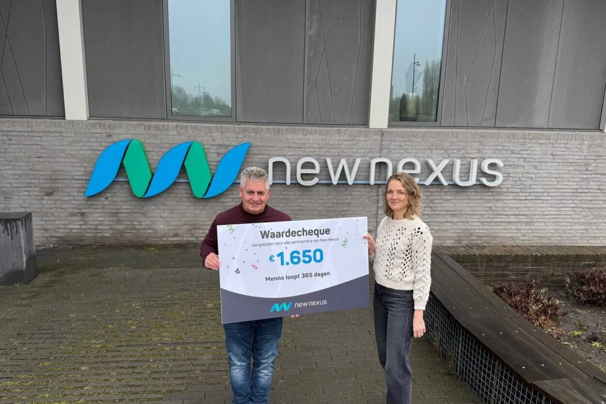 Agnes geeft cheque twv EUR 1.650,- aan Menno